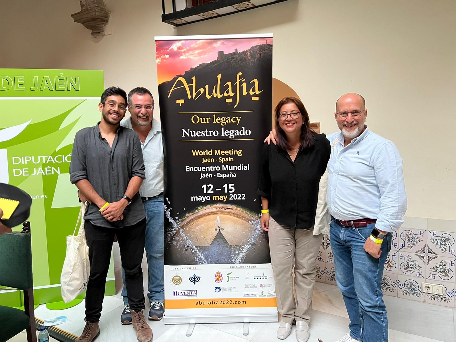 Junto al cartel del encuentro · Jaén